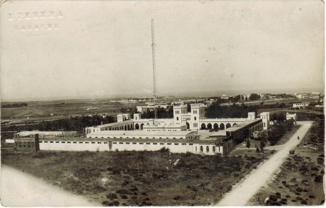 Tarjeta Postal de Parque de automóviles en Larache. Escrita en 1927