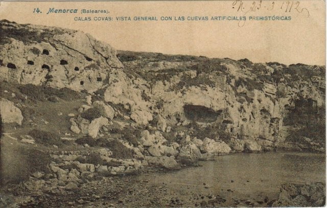14. Menorca (Baleares). Calas Covas: Vista general con las cuevas artificiales prehistóricas