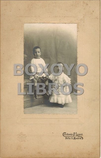 Fotografía de estudio de dos niños. Celedonio P. López