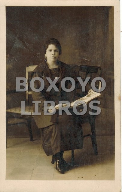 Tarjeta postal fotográfica de una señora sentada leyendo del fotógrafo Vicente en Preciados 6 Madrid