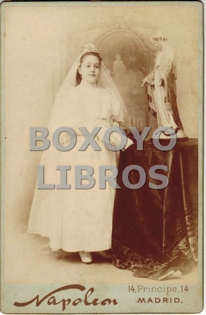 Fotografía del estudio fotográfico de Napoleón e (hijo) de una niña de primera comunión