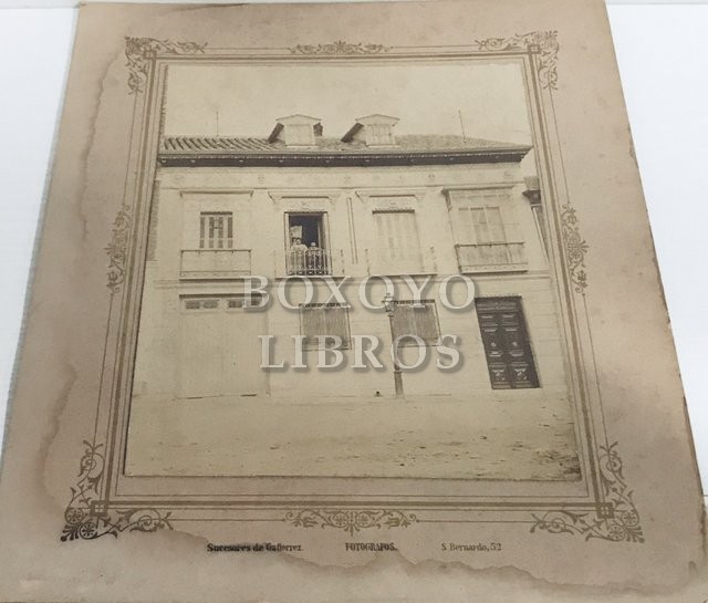 Fotografía de la fachada de un edificio