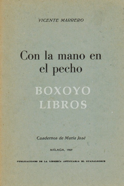 Con la mano en el pecho